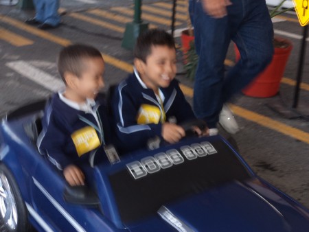 Marco conduciendo después de una plática de vialidad